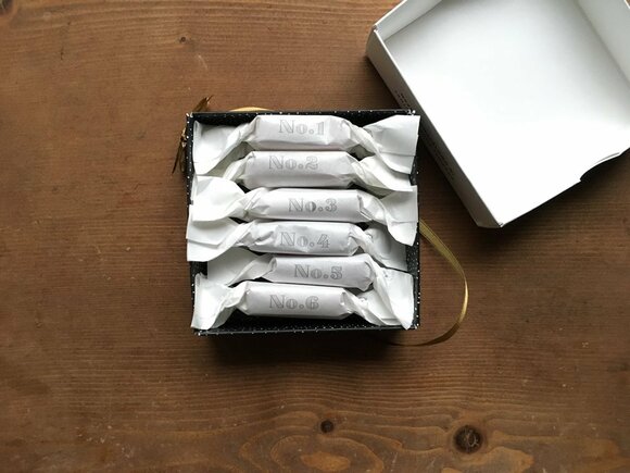 味ごとにナンバリングされていて、シンプルな紙に包まれています。