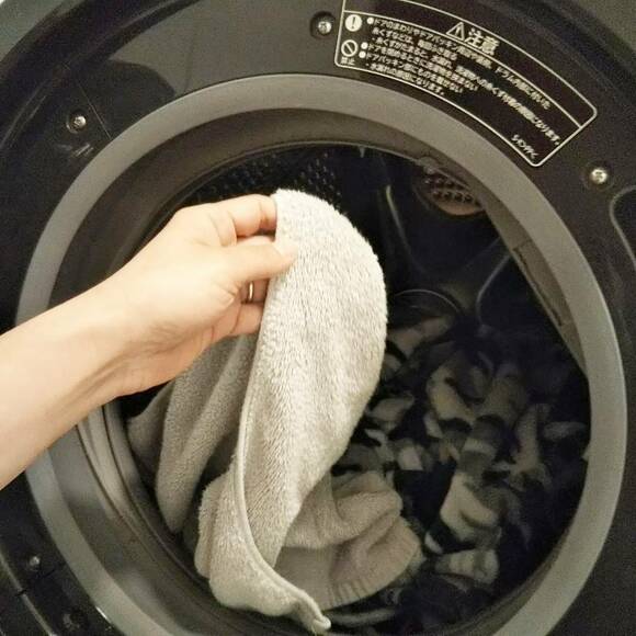 洗濯機からタオルを取り出す様子