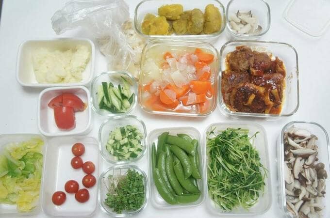 容器に野菜など