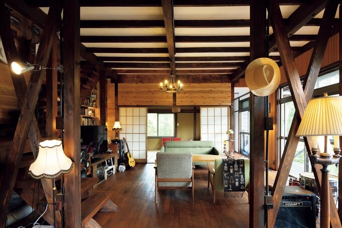 障子上部の砂壁を板張りにして、LDKの山小屋風テイストに