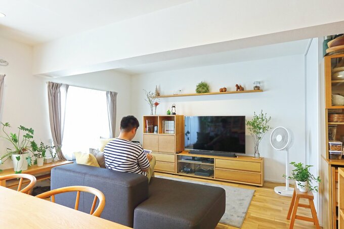 リビングでくつろぐ増田さん