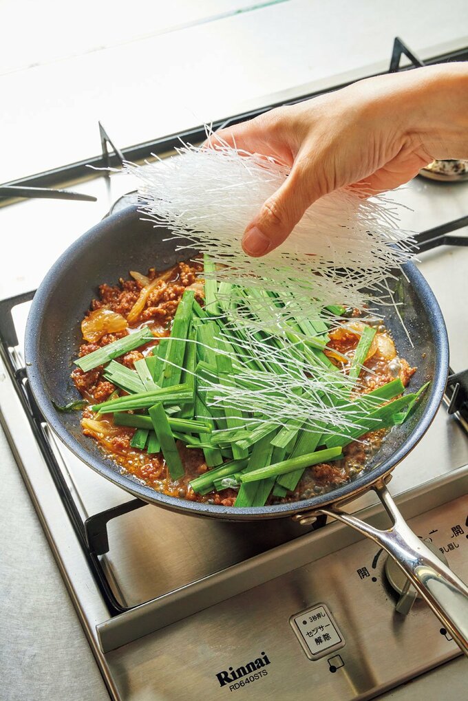 お鍋に春雨を入れる