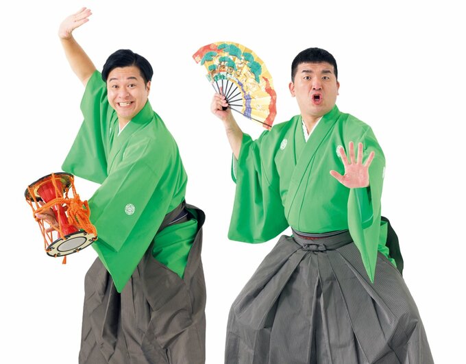 ポージングをするすゑひろがりずの三島達矢さんと南條庄助さん