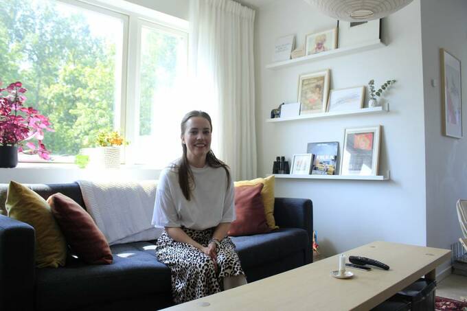 リビングの壁にインテリアを飾った様子