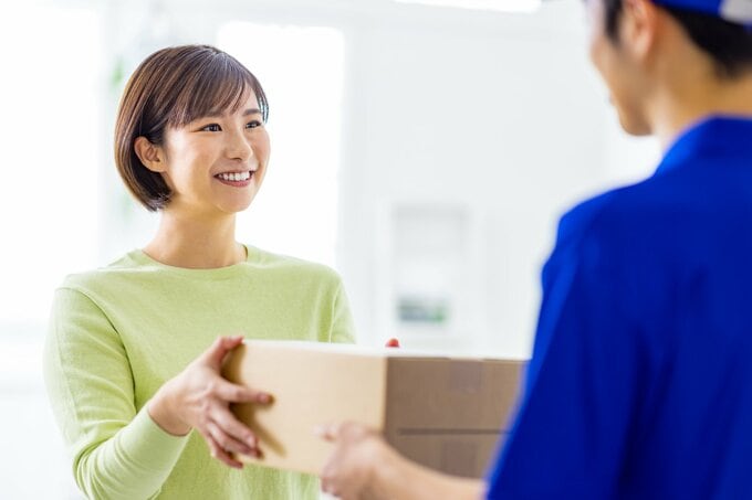 宅配便を受け取る女性