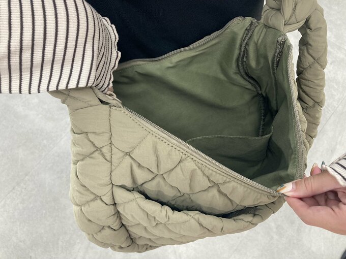 GUのパフィーキルティングビッグバッグ