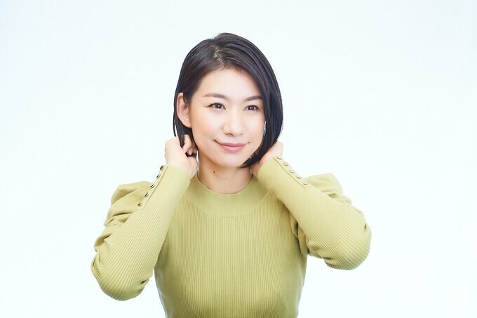 ヘアオイルをつける女性