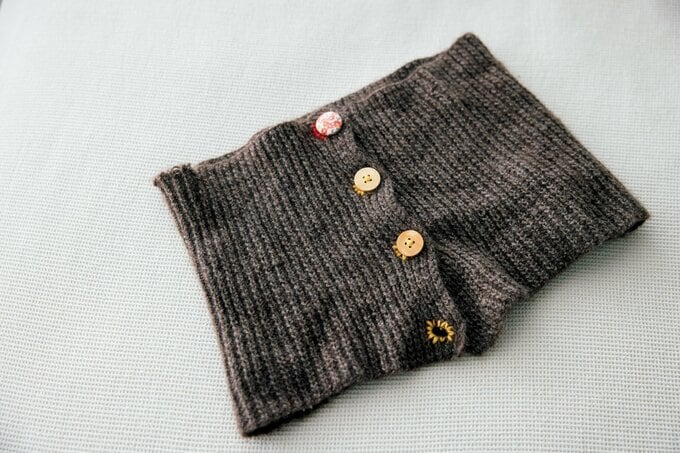 ボタンで開閉できる毛糸のはら巻き