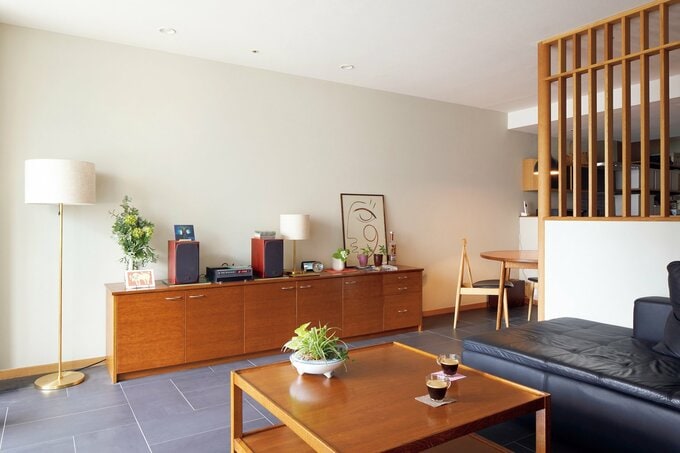 オリジナル家具が映える漆喰の壁