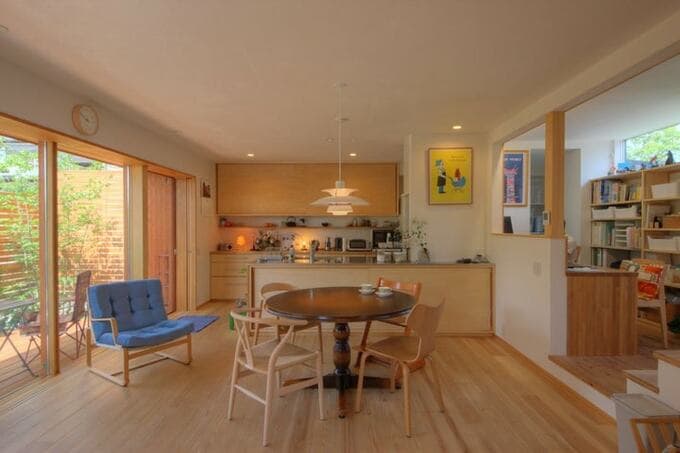 ダイニングキッチンのそばにワークスペースを設置