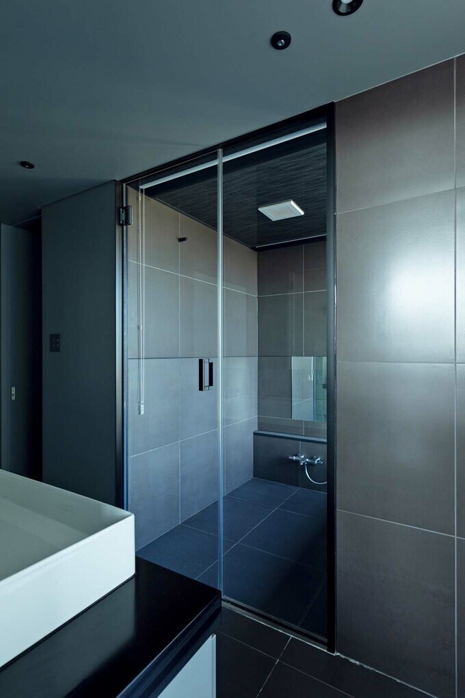 洗面室とバスルームの間仕切りには、視線が抜けるガラスを採用