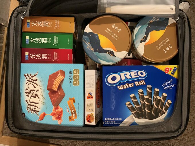 両開きスーツケースの片面に収まったお土産
