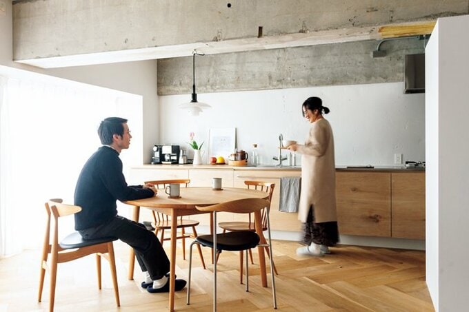 LDKでくつろぐ夫妻