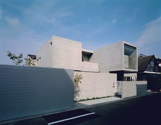 大きな庭とアウトドアリビングが連続する家