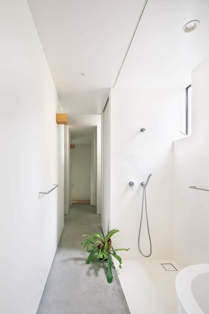 1階は回遊動線上に収納や水回りなどを連続して配置