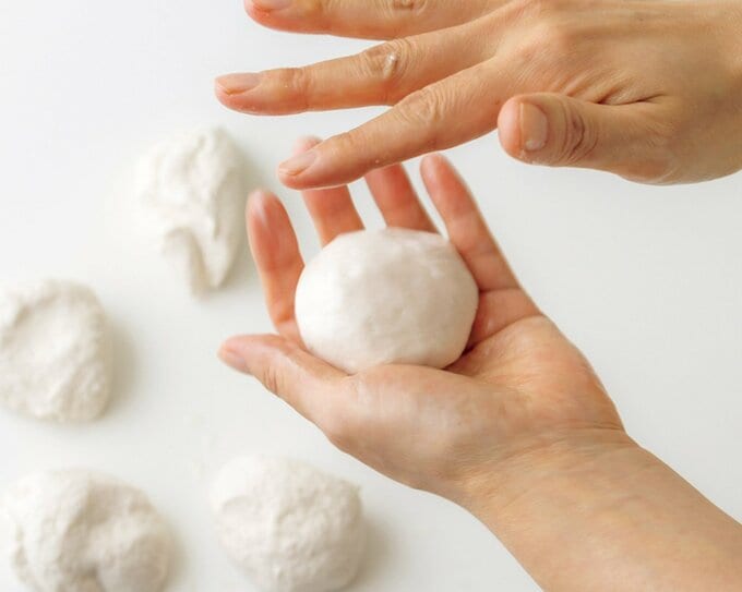 米粉パンのタネから空気を抜く工程