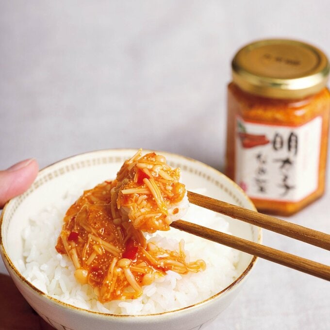 ご飯にかけた明太子なめ茸をはしで持ち上げる様子