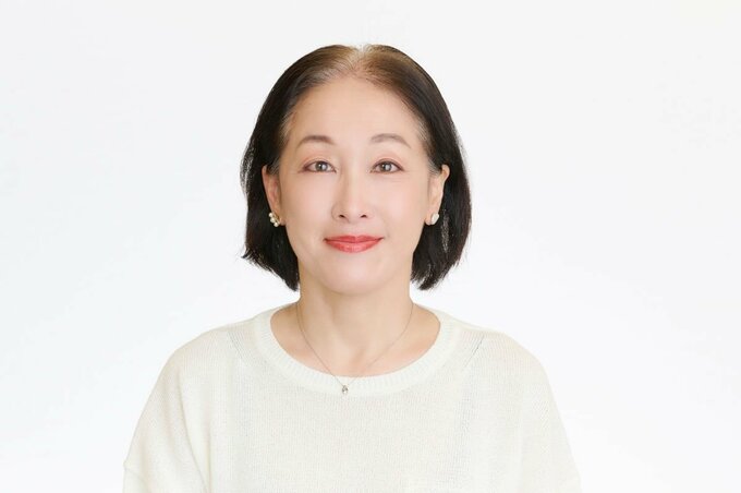 真ん中でぱっくり分けると、白髪が目立つ