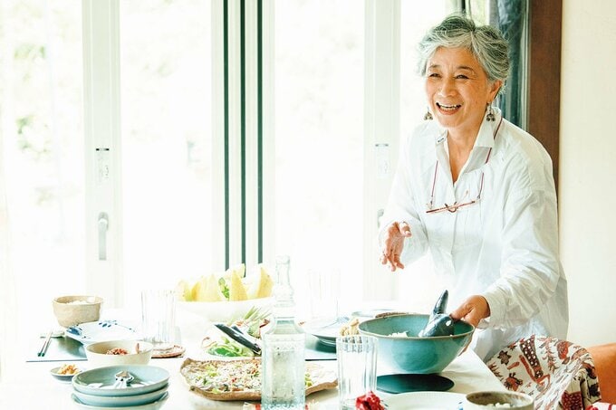 料理を振る舞う伊藤千桃さん