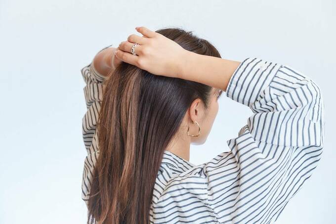 耳上の髪をひとつにまとめる