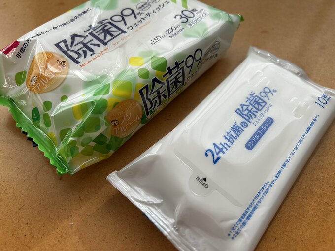 大容量のウエットティッシュと10枚入りのタイプ