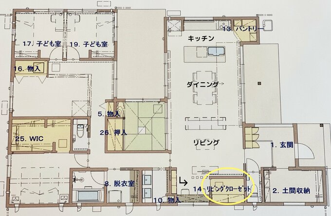 キッチンやダイニングから離れた場所にあるリビングクローゼット