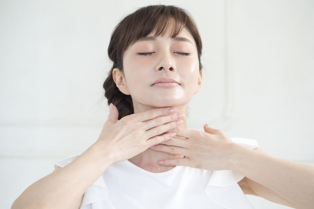 おうち時間に たるみケア 手のひらを使って見た目年齢改善を Esseonline エッセ オンライン