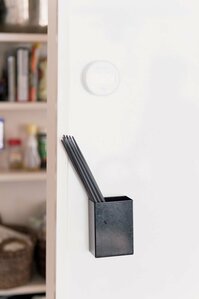 菜箸はマグネットつきの ペン立てに入れて壁に