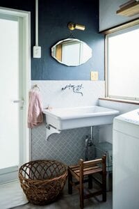 洗面所紺とタイルの壁