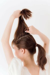 目尻の幅でトップの毛を分け取ってよけておき