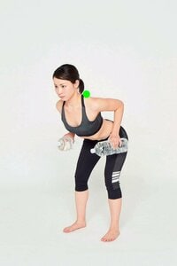 首をすくめて肩を上げないように