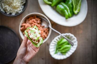 パリパリ食感が最高な「生ピーマンの肉づめ」。リピート必至のおいしさ