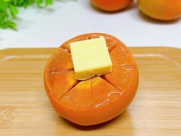 あつあつバターで食べる「柿のグラタン」レシピ。トースターで焼くだけで、とろとろ絶品スイーツに