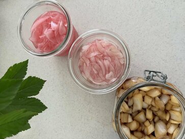 つけ合わせに便利な「タマネギの酢漬け」のつくり方。火を使わず簡単に完成