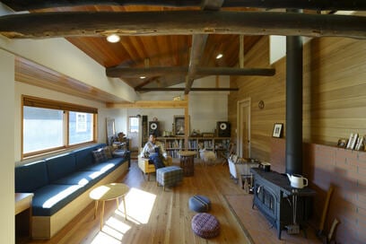 【戸建てリノベ事例】築70年の古家の丸太梁とカントリーテイストが調和する家