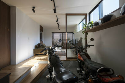 【注文住宅事例】バイクをリビングから眺めて飲むお酒が格別。趣味がつまった家