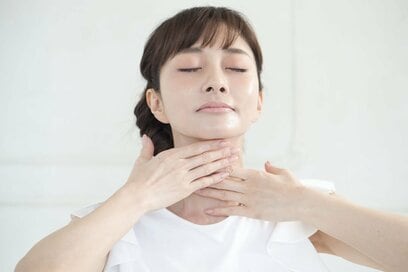 おうち時間に「たるみケア」。手のひらを使って見た目年齢改善を