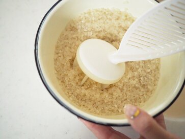 100円ショップの炊飯グッズが超進化！米とぎ棒や、レンジで炊けるマグも