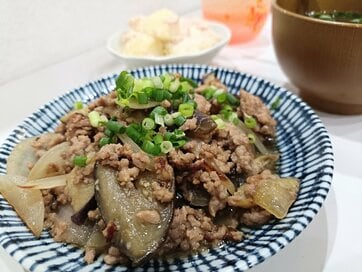 2児の母、40代のリアルな食卓。シンプルな調理法と手づくり調味料で冷蔵庫にも心にも余裕ができた