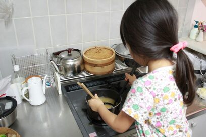 台所育児で好き嫌いも克服！小さな子どもが自分でつくれる簡単レシピ