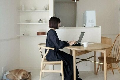 ミニマリストの「8畳リビング」を広く見せる工夫4つ。家具の高さ、色を統一してすっきり