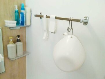100円グッズで水回りのカビ防止。掃除道具をひっかけ収納