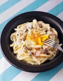 冷凍うどんでカルボナーラ。レンチンでつくれるからおうちランチにも