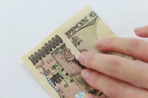 1万円札を折ってつくった1億円札 で金運アップも 気づいたら年間1万円貯めた人の財布の中身 Esseonline エッセ オンライン