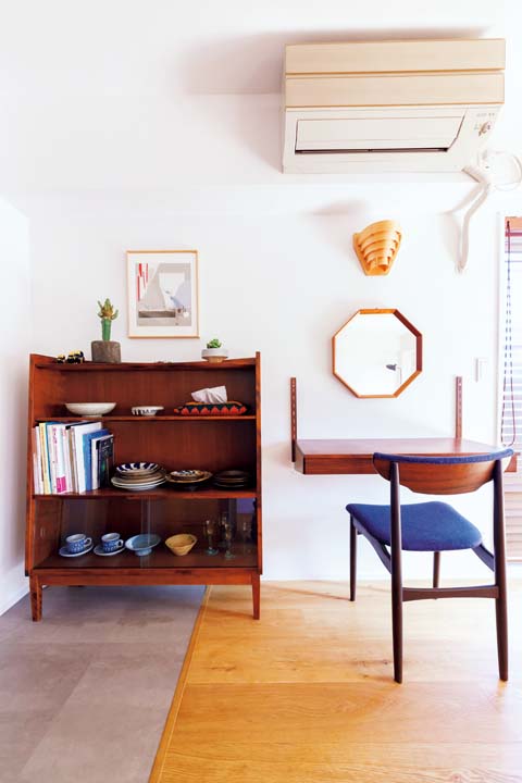 室内の雰囲気に合わせて配置したヴィンテージ家具