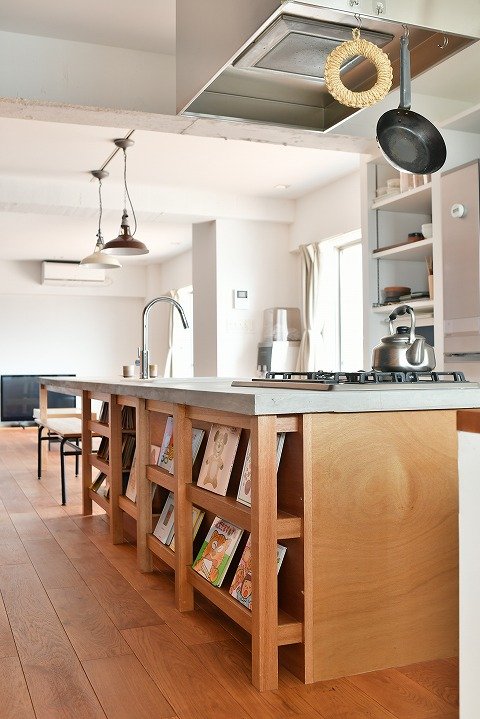 オープン棚付きキッチン