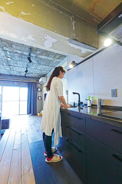 キッチンに立つパートナー