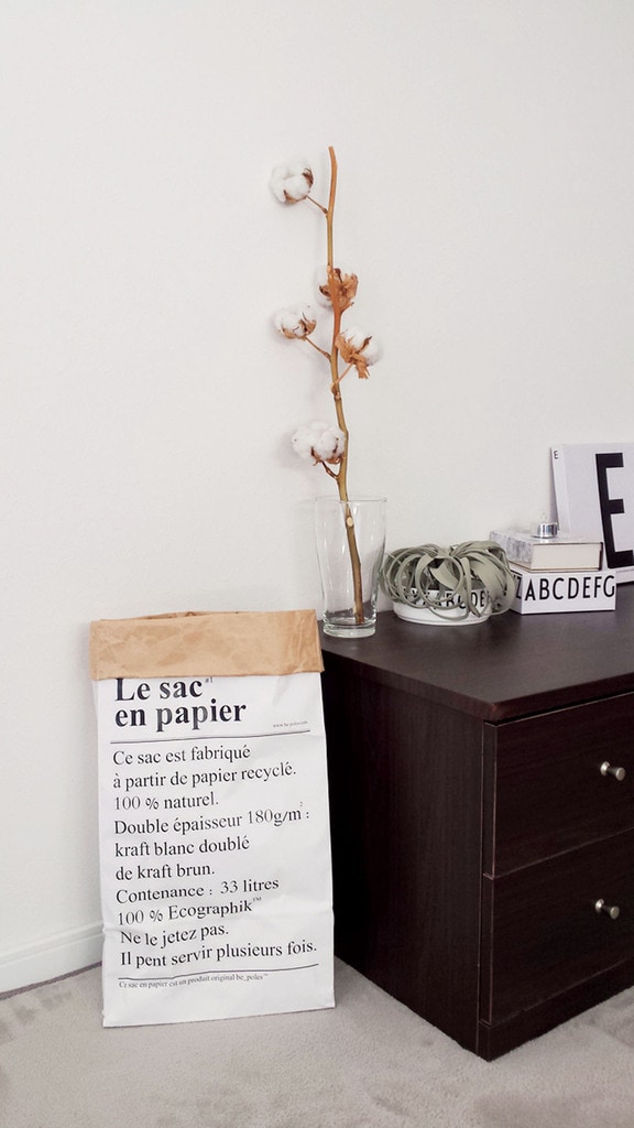 棚の隣にあけ口の広い袋