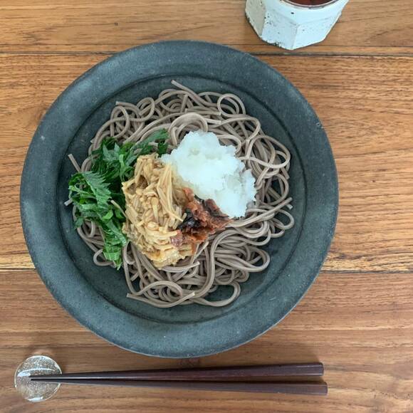 なめたけと大根おろしときざんだ青ジソ、自家製の梅干しをたたいたものそえる