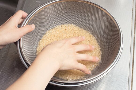 玄米の表面についているホコリや汚れを取り除く